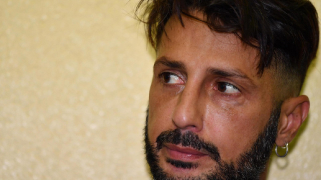 Fabrizio Corona festeggia il compleanno in carcere: tanti i messaggi dei fan sui social.