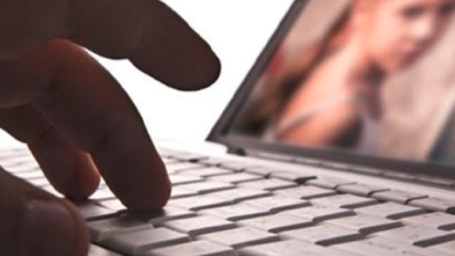 Mamma filma la figlia di 13 anni mentre si masturba e manda il video a un pedofilo - Il Mattino
