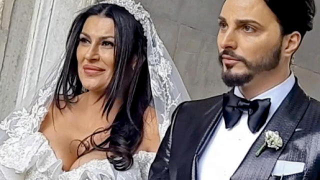 Napoli, nozze trash della vedova del boss di camorra con il cantante neomelodico: citt&agrave; in tilt, scattano contestazioni, multe e polemiche.