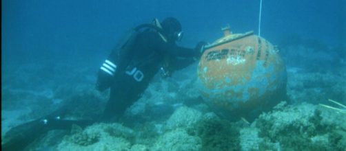 Un buceador de la UBMCM realiza una desactivaci&oacute;n de una mina marina