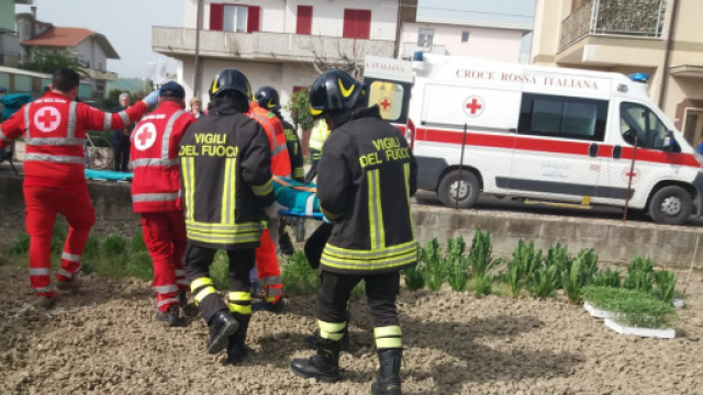 Calabria, incidente in campagna: agricoltore incastrato nella motozappa. (foto di repertorio)