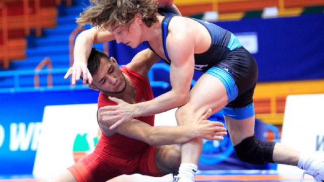 Simone Piroddu (rosso) impegnato in una competizione di lotta - Fonte: Mario Piroddu