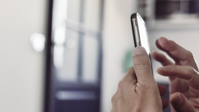 Foto os&eacute; e profilo riattivato: Mark Zuckerberg denunciato