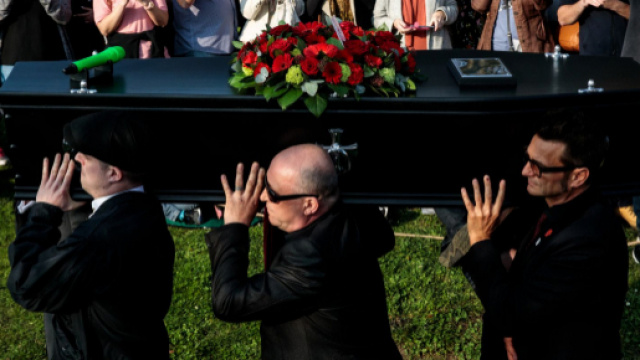 Funerali di Keith Flint: la bara portata in spalla dai compagni dei Prodigy