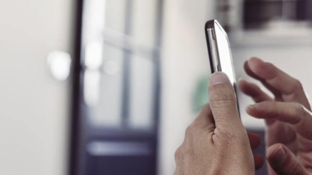 Napoli, revenge porn: vittima denuncia Mark Zuckemberg