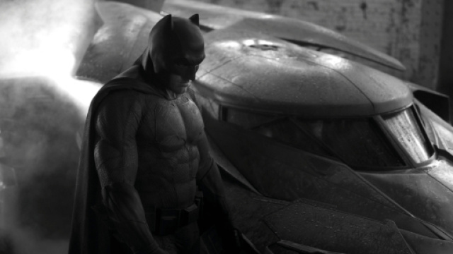 Si traveste da Batman e cerca di aiutare i poliziotti: allontanato. foto - vulture.com