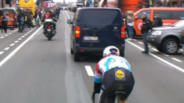 Bob Jungels dietro al furgone entrato sul percorso della Kuurne