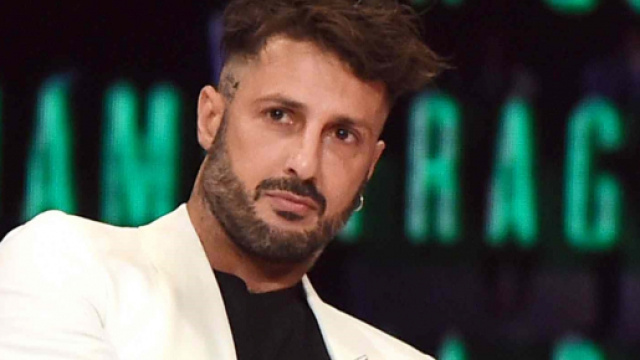 Fabrizio Corona sbarca all'Isola dei Famosi per incontrare Riccardo Fogli