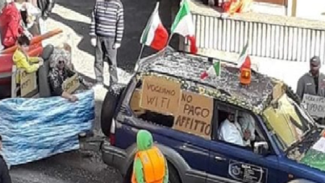 Formello, nella sfilata dei carri allegorici spunta quello anti-migranti: &egrave; polemica.