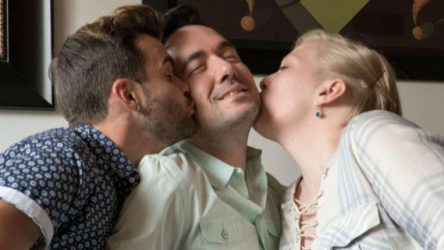 Usa, coppia gay si fidanza con una ragazza - Tgcom24 - mediaset.it