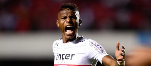 Defensor equatoriano foi exaltado pelos torcedores. (Foto: Reprodu&ccedil;&atilde;o/Arquivo Blasting News)