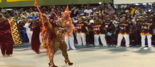 Vivi desfila sob aplausos na Sapuca&iacute; (Reprodu&ccedil;&atilde;o/Instagram)