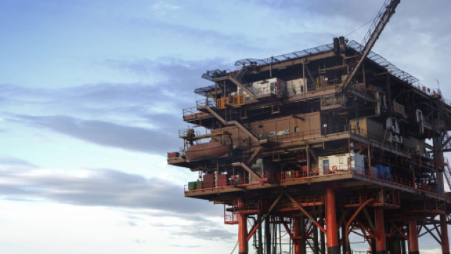 Ancona, crolla una gru su una piattaforma petrolifera: un operaio disperso in mare.