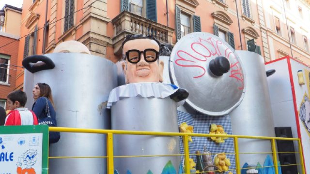 Bologna, bimbo di due anni e mezzo oggi &egrave; scivolato e caduto da un carro di carnevale: &egrave; in gravi condizioni