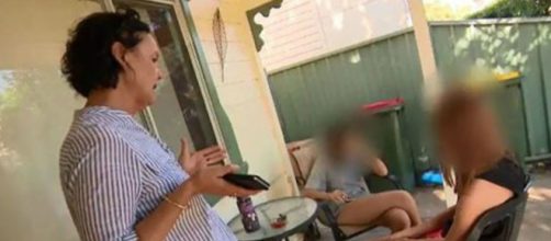 A m&atilde;e diz n&atilde;o conseguir mais criar as filhas. (Reprodu&ccedil;&atilde;o/A Current Affair)