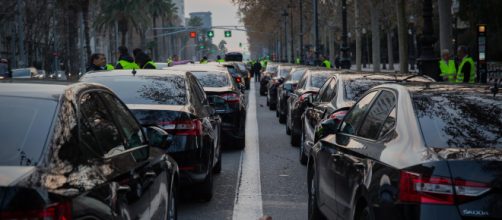 Cabify vuelve a operar en Barcelona sorteando la precontrataci&oacute;n