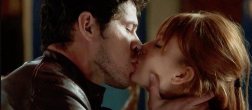 O beijo de Jos&eacute; Loreto e Marina Ruy Barbosa. (Foto: Reprodu&ccedil;&atilde;o/TV Globo)