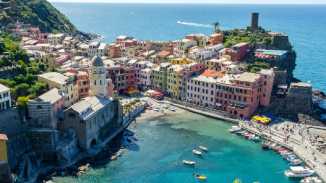 Cinque Terre, no a sandali, infradito e ciabatte: 'Non siamo al mare'.