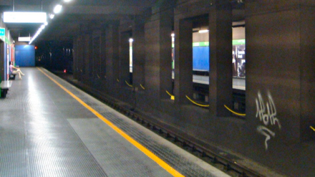 Milano, donna beve birra alla fermata metro: vigilantes Atm la bloccano e l'atterrano