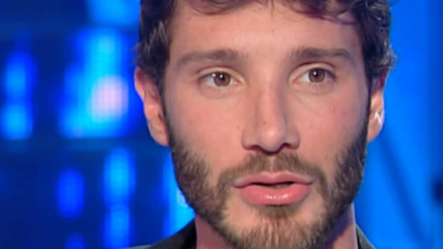 Stefano De Martino confonde sul ritorno con Belen ma va al compleanno della suocera.