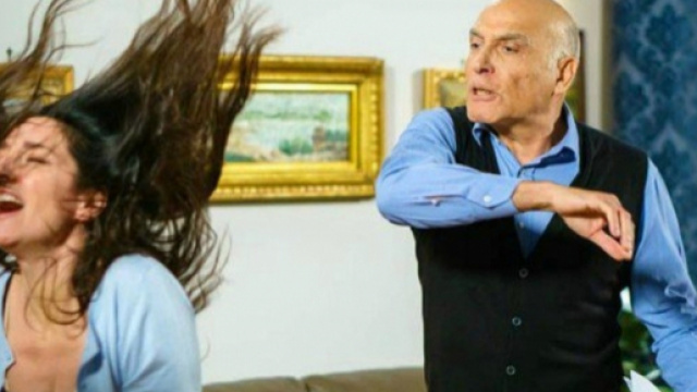 Upas, trame prossima settimana: Manlio picchia Adele e punta una pistola contro Giulia