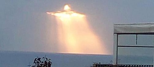 Foto de "Jesus" foi tirada durante o p&ocirc;r do sol. (Foto: Reprodu&ccedil;&atilde;o/Facebook)