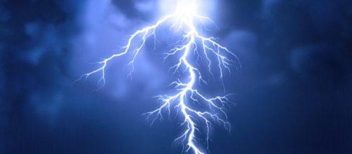 Raio atinge casa e deixa tr&ecirc;s mortos em SP (Foto: acervo Blasting News)