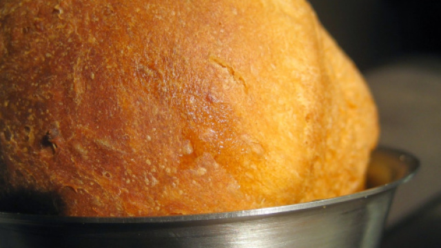 La ricetta del bab&agrave; salato farcito con le creme di burrata e di basilico.