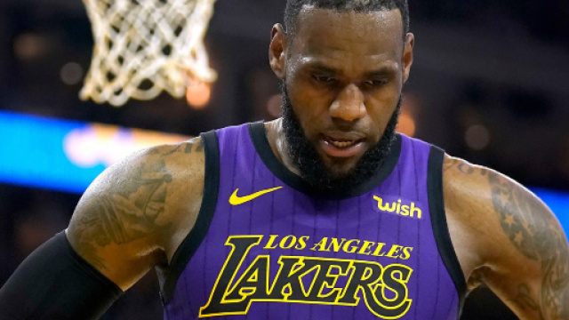 LeBron James d&egrave;passe Jordan mais perd encore