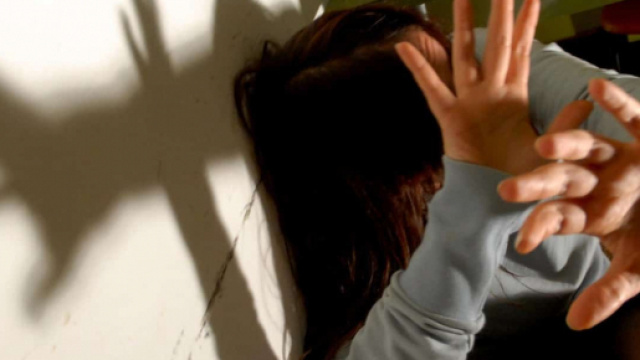 "Meglio morta che lesbica", genitori picchiano e violentano la figlia