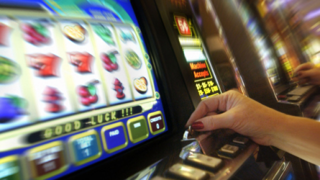 'Vendeva' la figlia per giocare alle slot: arrestata cinquantaduenne