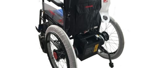 Un joven ahorra durante dos a&ntilde;os para regalarle una silla de ruedas a un amigo