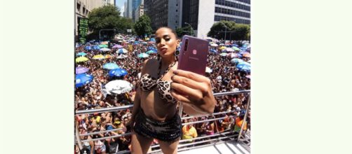 Anitta interrompeu o show por causa de tentativa de assalto (Foto: Reprodu&ccedil;&atilde;o / Instagram)