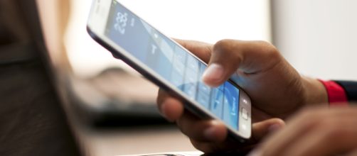 Aplicativo de celular que mulher toma iniciativa. (Imagem: acervo da BN)