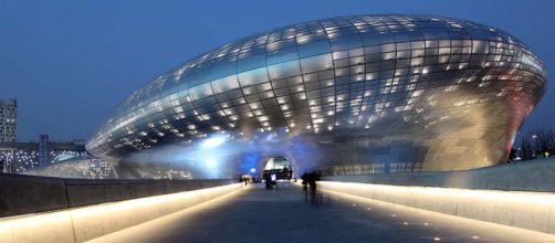 Close Encounter? Dongaemun Design Plaza, Seoul. [Image Nestor Lacle/Flickr]