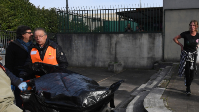 Napoli, massacra la moglie con una stampella e chiama 118: morta ... - corriere.it