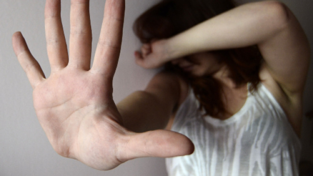 Scoprono che &egrave; lesbica: figlia picchiata e violentata dal padre.