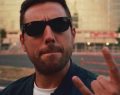 Coez fermato dalla Polizia mentre attacca manifesti del suo ultimo album: 'Pensavano fosse politica'
