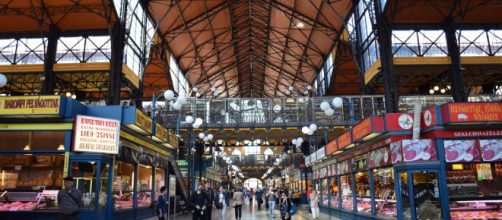El Mercado Central de Budapest se encuentra en la plaza Főv&aacute;m t&eacute;r y abre todos los d&iacute;as menos los domingos
