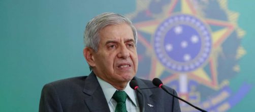 Heleno se irrita com pergunta de jornalistas comparando Lula com Bolsonaro - (Arquivo Blasting News)