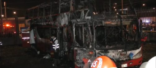 Inc&ecirc;ndio em &ocirc;nibus no Peru. (Reprodu&ccedil;&atilde;o/RecordTV!)