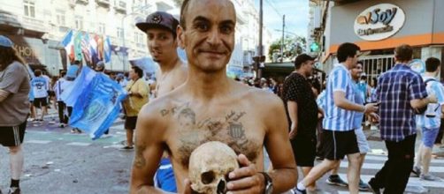 Torcedor levou cr&acirc;nio do av&ocirc; para a festa em Buenos Aires. (Reprodu&ccedil;&atilde;o/ Twitter)