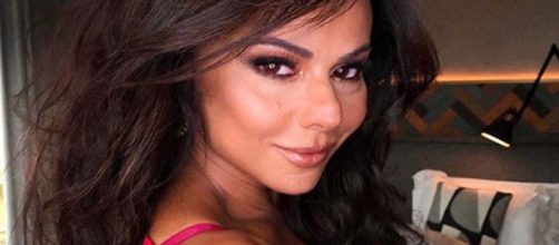 Viviane Araujo canta hit de Belo em churrasco. (Reprodu&ccedil;&atilde;o/Instagram/@araujovivianne)