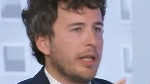 Fusaro difende il governo: 'Almeno aiuta le classi deboli, non le banche' (VIDEO)