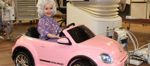 Crian&ccedil;as dirigem mini-carros para diminuir a ansiedade. (Divulga&ccedil;&atilde;o/Tenet Healthcare)