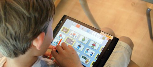 Fotograf&iacute;a de archivo de un ni&ntilde;o jugando con una tablet