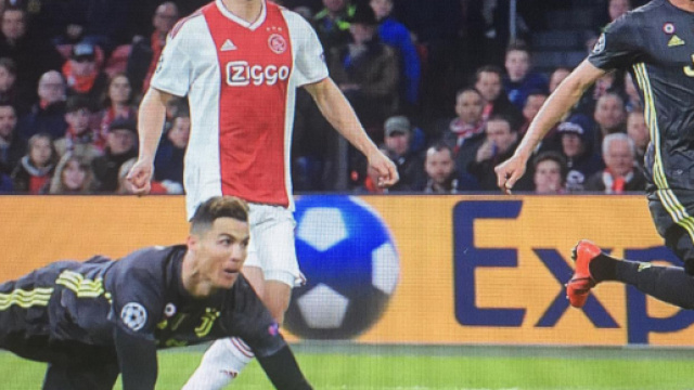 Champions League, Ajax-Juventus 1-1: gol di Ronaldo e Neres, palo di Douglas Costa