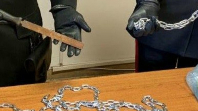 Roma, incatena il figlio lasciandolo senza acqua n&eacute; cibo per due giorni: arrestato