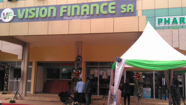 L'entr&eacute;e de Vision Finance SA &agrave; Yaound&eacute; au March&eacute; Central &copy; Odile Pahai
