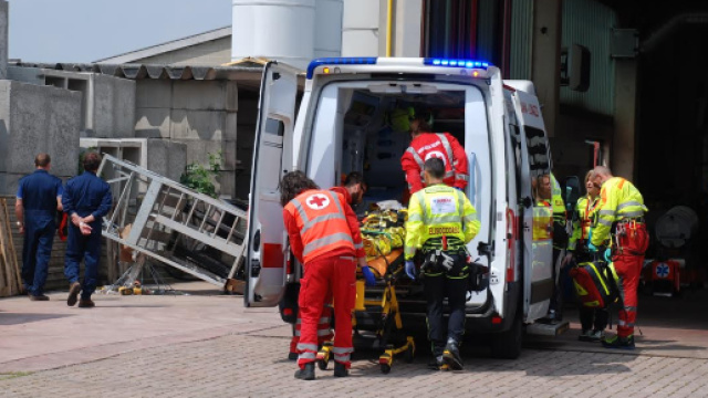 Niente da fare per Aniello Russo, l'operaio morto schiacciato da un muletto questa mattina